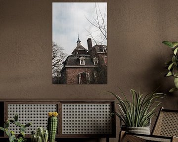 Hoek van Vergetelheid: Het Dak van een Verlaten Mansion in de Belgische Winter van Melvin Meijer
