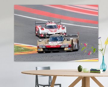 2 Porsche hypercars in de eau Rouge bocht op spa francorchamps van Arthur Bruinen