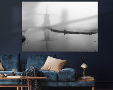 Molen in de mist aan het water