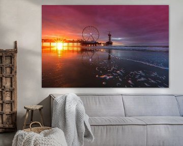 De Pier van Scheveningen en Reuzenrad weerspiegeld in het natte zand en een prachtig avondrood van Rob Kints