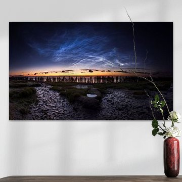 Nuit enchanteresse sur la côte frisonne des Wadden : nuages nocturnes lumineux en pleine gloire