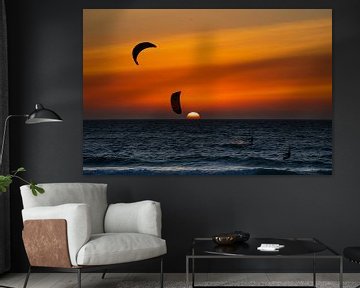 Kitesurfen bij zonsondergang van Stef Wingens
