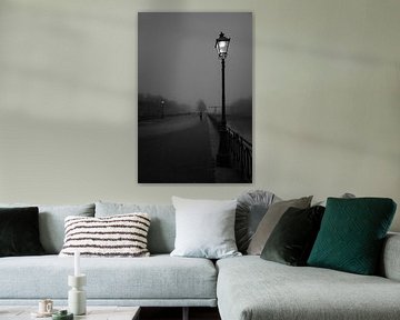 De brandende lantaarn op de Muntsluisbrug in Utrecht (zwartwit)