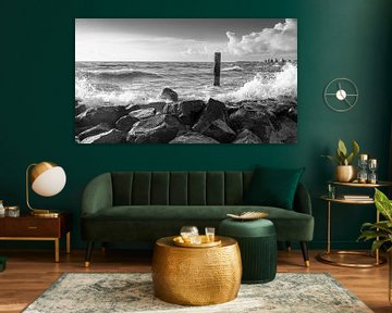 Tijdloze Kracht van Water: Zwart-wit Fotografie van een Stoere Meerpaal van Hevonax Photography