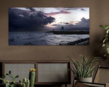 Lumières dramatiques du port de Stavoren : IJsselmeer orageux au coucher du soleil