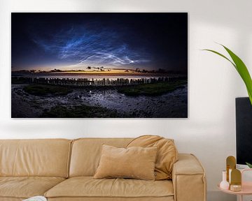 Betoverende Nacht aan de Friese Waddenkust: Lichtende Nachtwolken boven de Waddenzee van Hevonax Photography