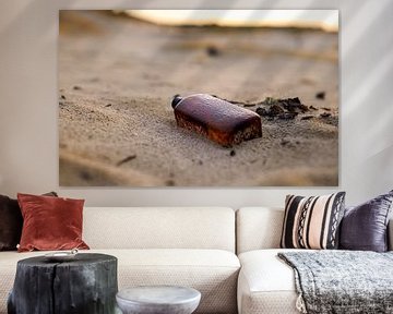 Glazen Fles met Dauwdruppels: Magische Reflecties op een Zandverstuiving bij Zonsopkomst van Hevonax Photography