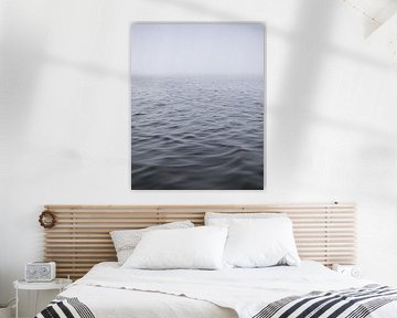 Nebliger Morgen am Wasser: Ein minimalistisches Meisterwerk