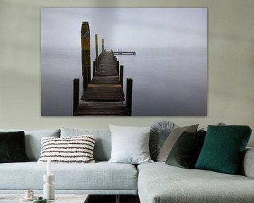 Mistige Ochtend aan het Water met Houten Steiger: Minimalistische Fotografie in Perfectie
