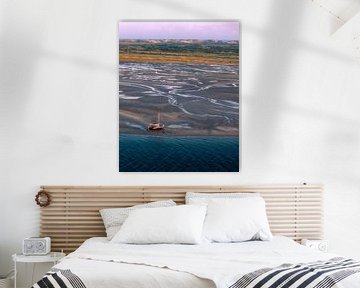 Een Gestrand Zeilschip bij Zonsopkomst op de Wadden van Ewold Kooistra