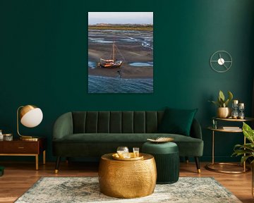 Gestrand Zeilschip bij Zonsopkomst: Waddenzee in Betoverend Licht van Ewold Kooistra
