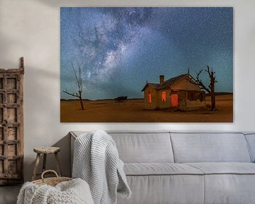 Verlaten huis onder de melkweg - woestijnidylle in Namibië van Fototante