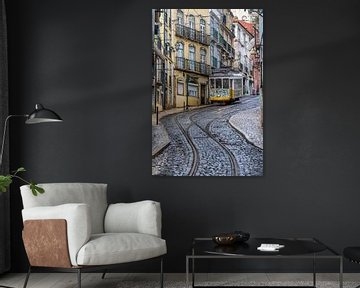 Tram in Alfama Lissabon
