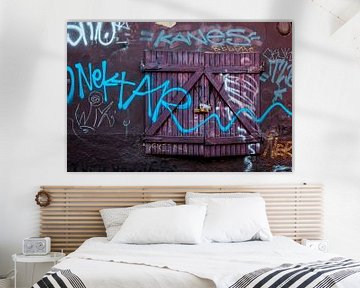 Houten luiken met graffiti van Brave Toaster Photos