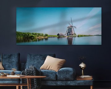 Le long du canal : un moulin à vent sous le soleil d'été