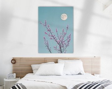 Blaue Blumen und Vollmond mit pastellblauem Himmel