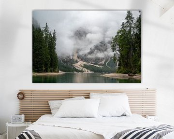 Lago di Braies in de wolken van Jorick van Gorp