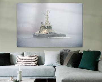 Tug underway through fog in port by scheepskijkerhavenfotografie