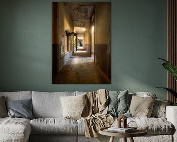 Schönes Fenster im verlassenen Korridor. von Roman Robroek