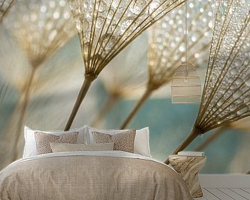 Verticaal landelijk panorama: Goudbruine pluisjes met turquoise van Marjolijn van den Berg