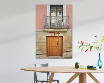 Balkon en tekens in Torres del Rio, La Rioja van Ton Van Zeijl