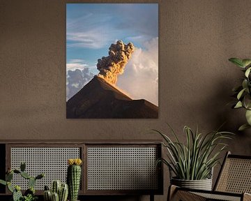 Volcan El Fuego en éruption au coucher du soleil sur Frank Aardema