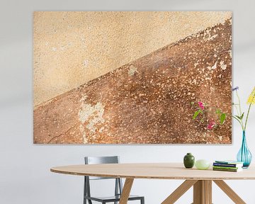 Toscaanse kleuren op een verweerde muur in het dorp Balazuc Frankrijk van Cindy Mulder
