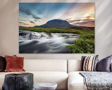 Herdubreið en het beekje bij zonsondergang van Gerry van Roosmalen