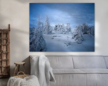 Winterwald und Wetterstation auf dem Brockengipfel