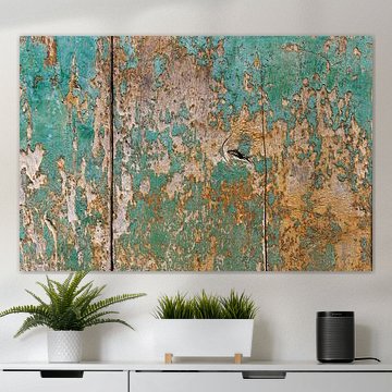 Teil einer türkisfarbenen Holztür in dem Dorf Labeaume in Frankreich