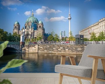 Uitzicht over de Spree naar de Dom van Berlijn, de televisietoren en het paleis van Berlijn
