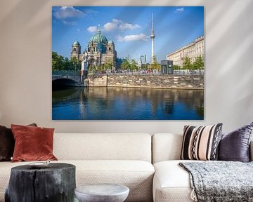 Uitzicht over de Spree naar de Dom van Berlijn, de televisietoren en het paleis van Berlijn van t.ART
