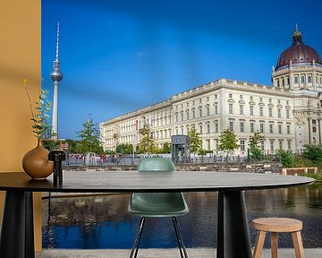 Uitzicht over de Spree naar de televisietoren en het paleis van Berlijn