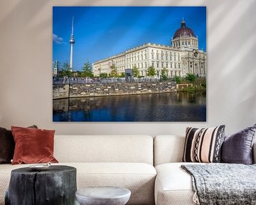 Uitzicht over de Spree naar de televisietoren en het paleis van Berlijn van t.ART