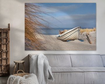 Vissersboot in de duinen aan de Oostzee van Studio17