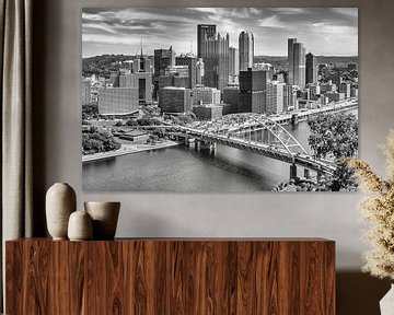 Fort Pitt Bridge met het centrum van Pittsburgh | Monochrom