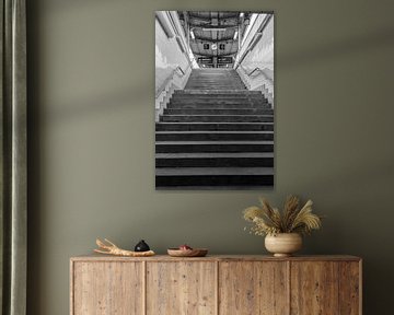 Trappen naar de perrons van het station Zwart-wit verticale foto van Animaflora PicsStock