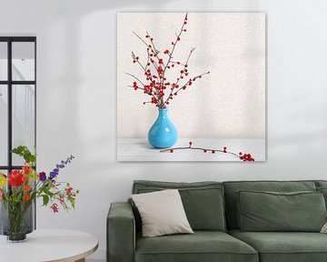 achtergrond stilleven Elegante weergave van felrode bessen in een stijlvolle blauwe vaas