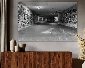 oude verlaten metrotunnel met zwart-witte graffiti van Animaflora PicsStock