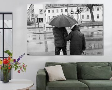 Gepensioneerd stel in de regen bij een stoplicht in de stad Zwart-wit fotografie Straatfotografie van Animaflora PicsStock