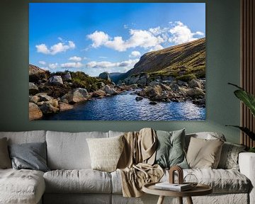 Ierland: Prachtig berg landschap met rotsen en kabbelend riviertje