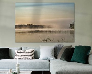 Lever de soleil avec formation de brouillard sur un lac en Suède, à l'aube sur Martin Köbsch