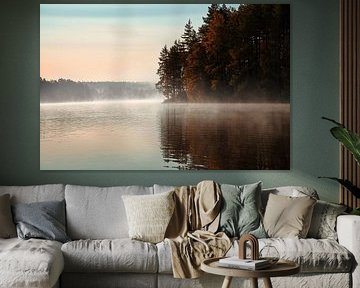 Lever de soleil avec formation de brouillard sur un lac en Suède, à l'aube sur Martin Köbsch