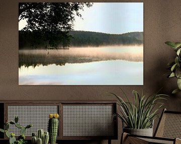 Lever de soleil avec formation de brouillard sur un lac en Suède, à l'aube sur Martin Köbsch