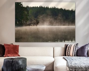 Lever de soleil avec formation de brouillard sur un lac en Suède, à l'aube sur Martin Köbsch