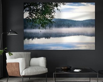 Lever de soleil avec formation de brouillard sur un lac en Suède, à l'aube sur Martin Köbsch