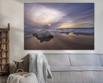 Mousse d'algues en miroir sur la plage près de Bergen