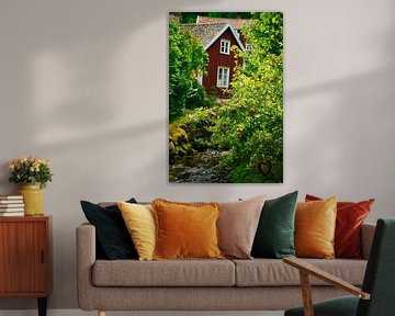 Fruitbomen bij een beekje met een bruggetje voor een rood houten huis in Zweden. van Martin Köbsch