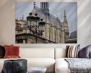 Straatlantaren van Parijs met de Sainte-Chapelle op de achtergrond van Robert Jan Smit