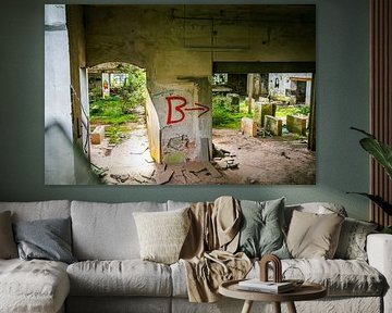 Die Natur erobert sich zurück - eine überwucherte Industrieruine